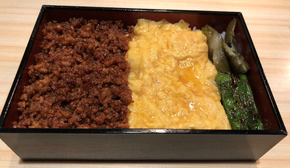 比内地鶏そぼろと名古屋コーチン玉子の二色弁当	 | 1,800円